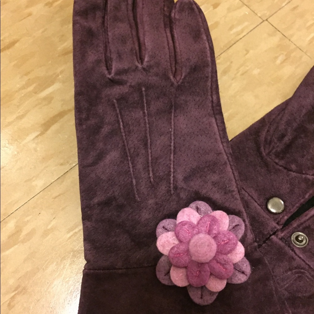 The Loft NWT Purple Suede Gloves, Flower Design - Picture 8 of 8